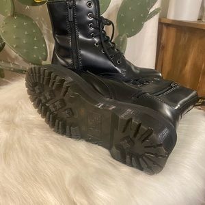 Dr.martens platform never worn ! Box got thrown away so couldn’t return